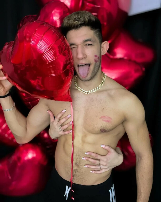 Kamil Kossakowski bez koszulki! Gwiazdor disco polo pokazał umięśnioną klatę! Takiej formy mogą mu pozazdrościć nawet sportowcy! 