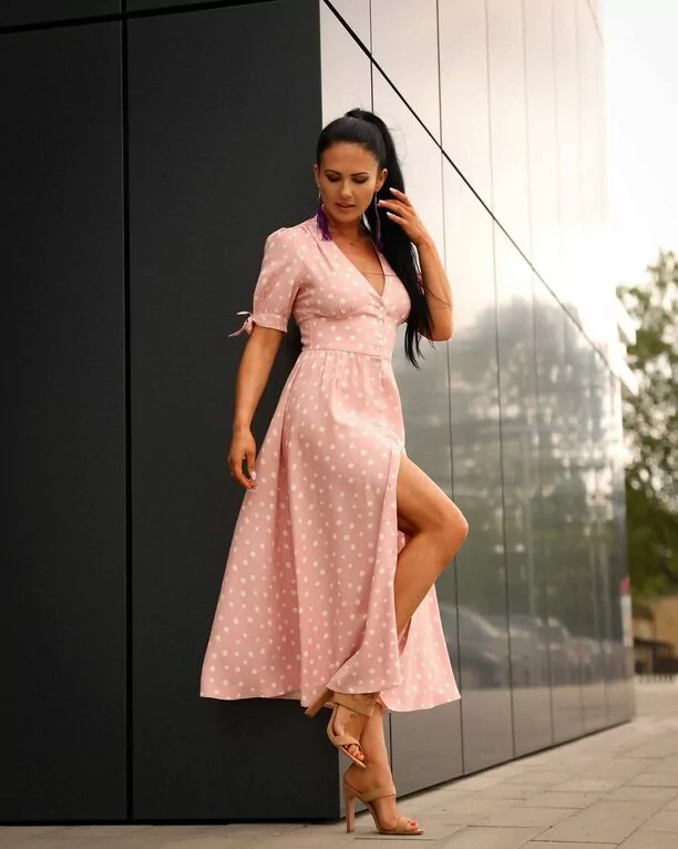 Śliczna gwiazda disco polo odsłoniła zgrabne nogi! Tak wygląda najpiękniejsza wokalista?!