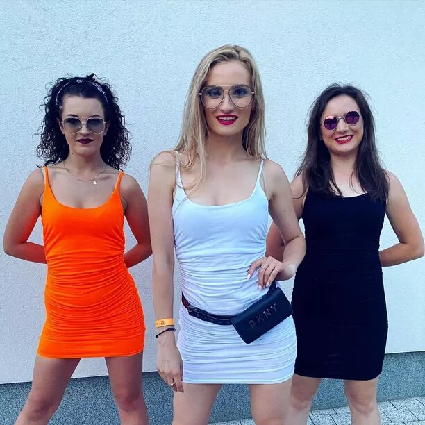 Piękna wokalistka disco polo pokazała głęboki dekolt ! Gwiazda wygląda jak milion dolarów! 