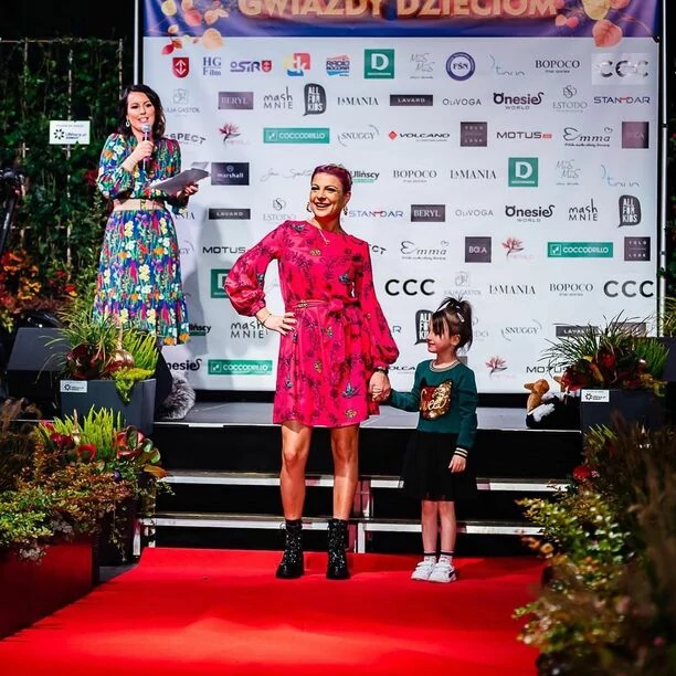 Magdalena Narożna - Piękni i Młodzi robi karierę na wybiegu! Gwiazda disco polo wygląda jak rasowa modelka?!