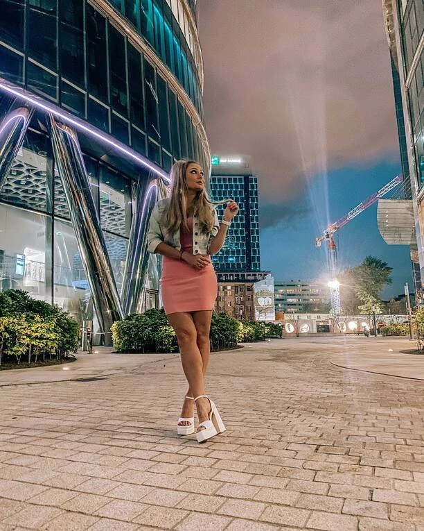 Piękna wokalistka disco polo kusi strojem! Ta różowa sukienka to HIT tego lata?! Wzrok przyciągają jej gustowne szpilki! 