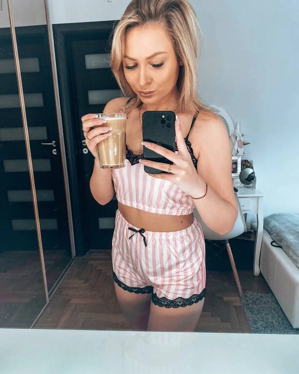 Piękna wokalistka disco polo kusi strojem! Ta różowa sukienka to HIT tego lata?! Wzrok przyciągają jej gustowne szpilki! 