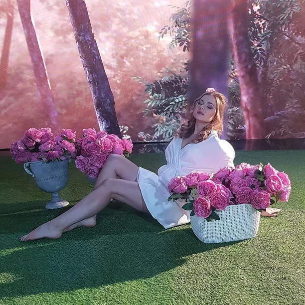 Pierwsze zdjęcia z planu teledysku Zespołu Lili właśnie trafiły do sieci! Gwiazda kusi stylizacją! Co z tego wyniknie?! 