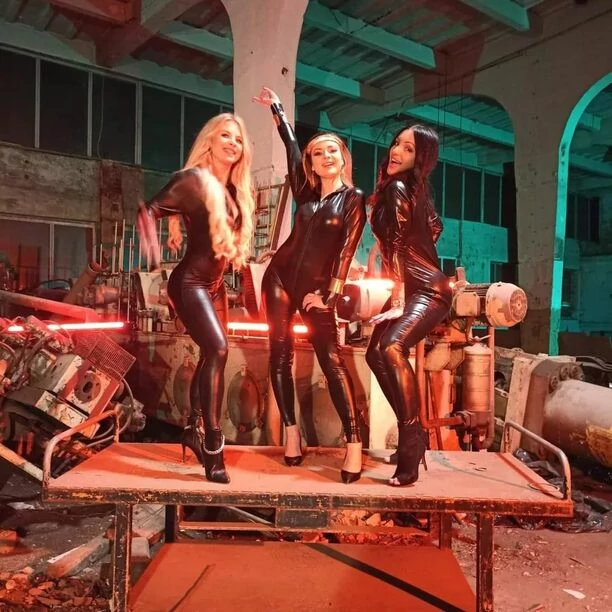 Piękna wokalistka disco polo kusi w obcisłym lateksowym kombinezonie! Te zdjęcia to kadry zapowiadające najnowszy KLIP! 