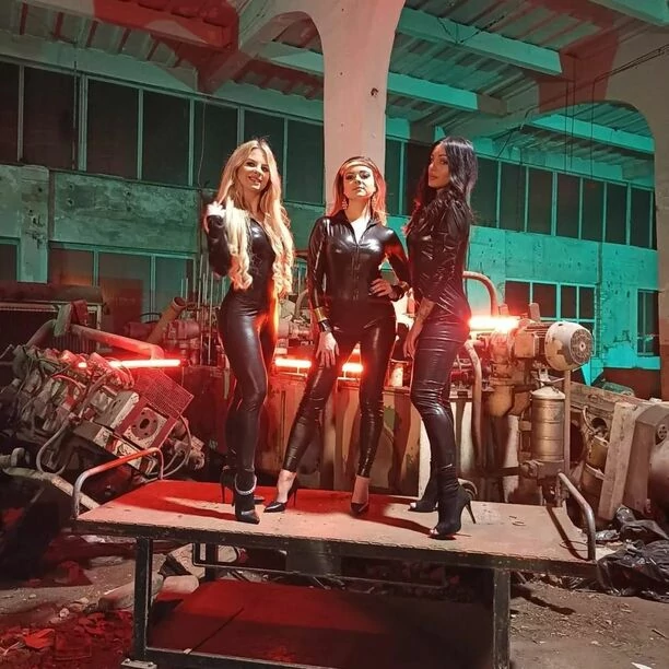 Piękna wokalistka disco polo kusi w obcisłym lateksowym kombinezonie! Te zdjęcia to kadry zapowiadające najnowszy KLIP! 