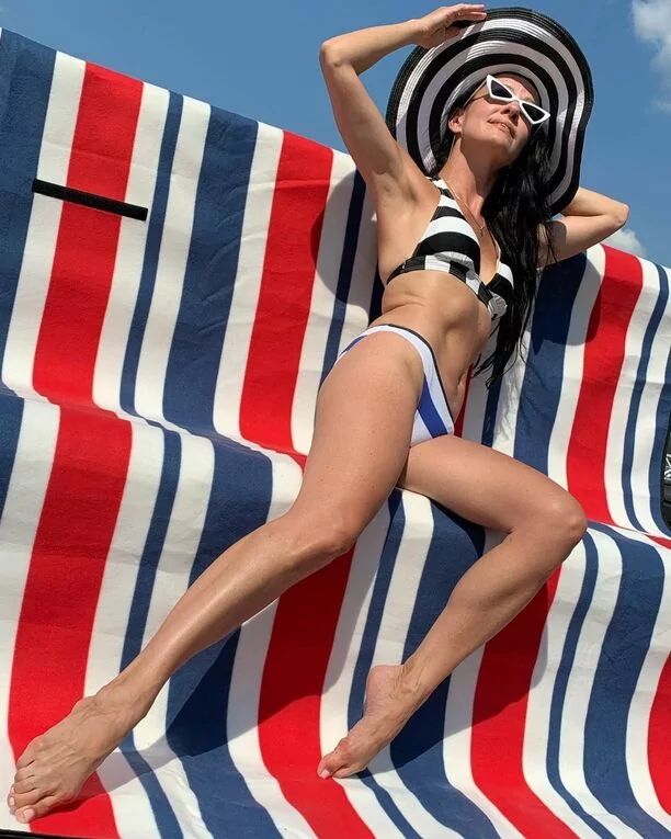 Uwielbiana wokalistka disco polo kusi idealną figurą w skąpym bikini na plaży! Uroku dodają jej wyjątkowe dodatki! 