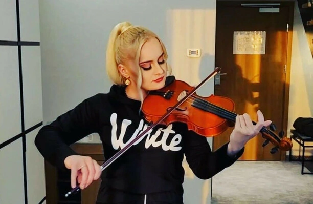 Ela Kliś - Wokalistka disco polo, która zaskakuje niesamowitą umiejętnością! Coś, czego nikt się nie spodziewał