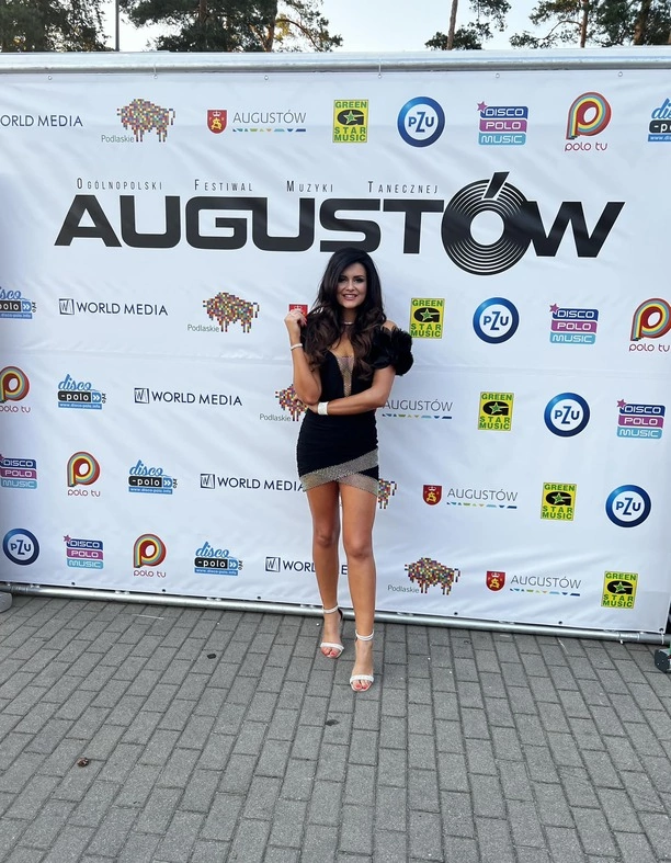 Piękne długie nogi i głęboki dekolt! Iness to najpiękniejsza wokalistka disco polo?