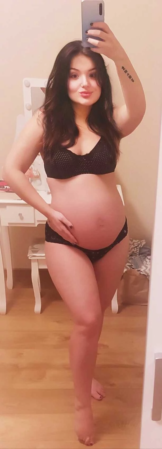 Gwiazda pokazała ciążowy brzuszek ”Elegancja Mamita”! FOTO zachwyca fanów! Uwielbiana wokalistka disco polo w ciąży! 