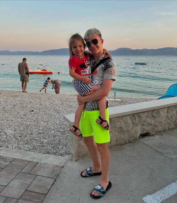 Młoda Gwiazda Disco na Krótkich Wakacjach w Chorwacji – Zobacz, Gdzie Odpoczywa Woners!

