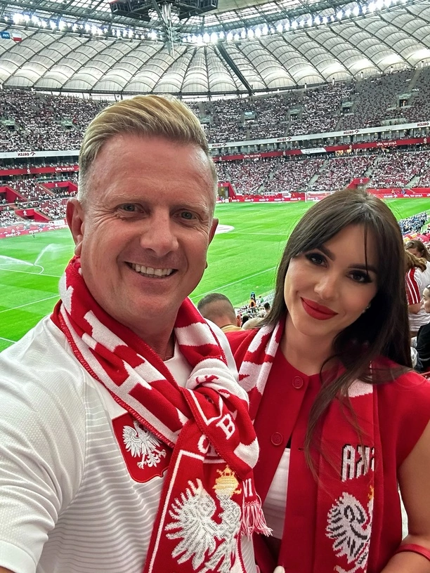 Najpiękniejsza para disco polo! Bartek DBomb i przepiękna Natalia kibicują na meczu Polska - Turcja!