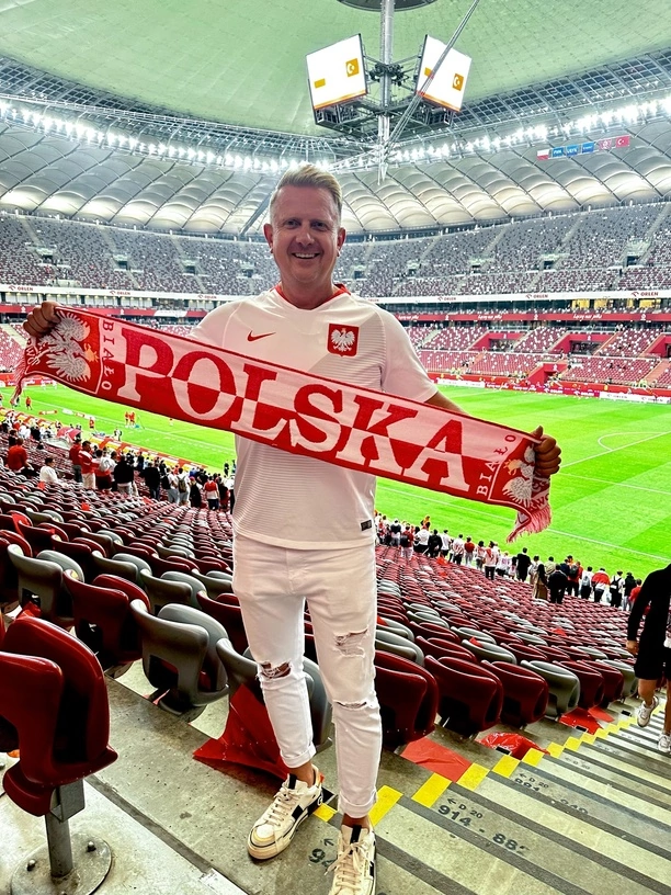 Najpiękniejsza para disco polo! Bartek DBomb i przepiękna Natalia kibicują na meczu Polska - Turcja!