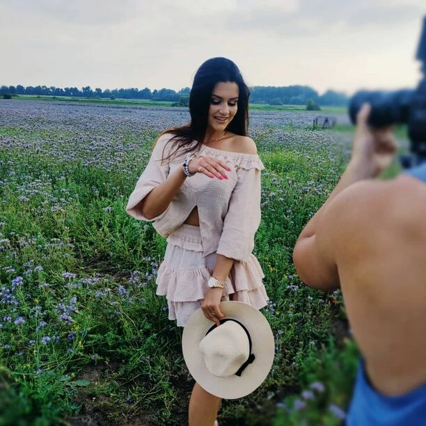 Piekielnie piękna wokalistka disco polo kusi fanów ponętną figurą! Wygląda jak rasowa modelka!