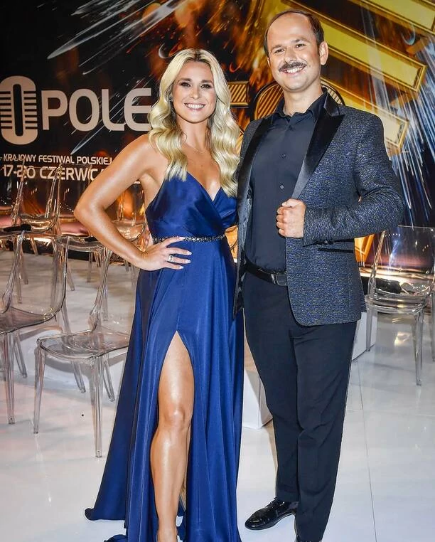 Żona Sławomira przyćmiła inne gwiazdy na Festiwalu w Opolu! Artystka błyszczała w szykownej sukni na czerwonym dywanie!
