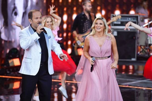 Żona Sławomira przyćmiła inne gwiazdy na Festiwalu w Opolu! Artystka błyszczała w szykownej sukni na czerwonym dywanie!
