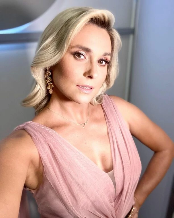 Żona Sławomira przyćmiła inne gwiazdy na Festiwalu w Opolu! Artystka błyszczała w szykownej sukni na czerwonym dywanie!
