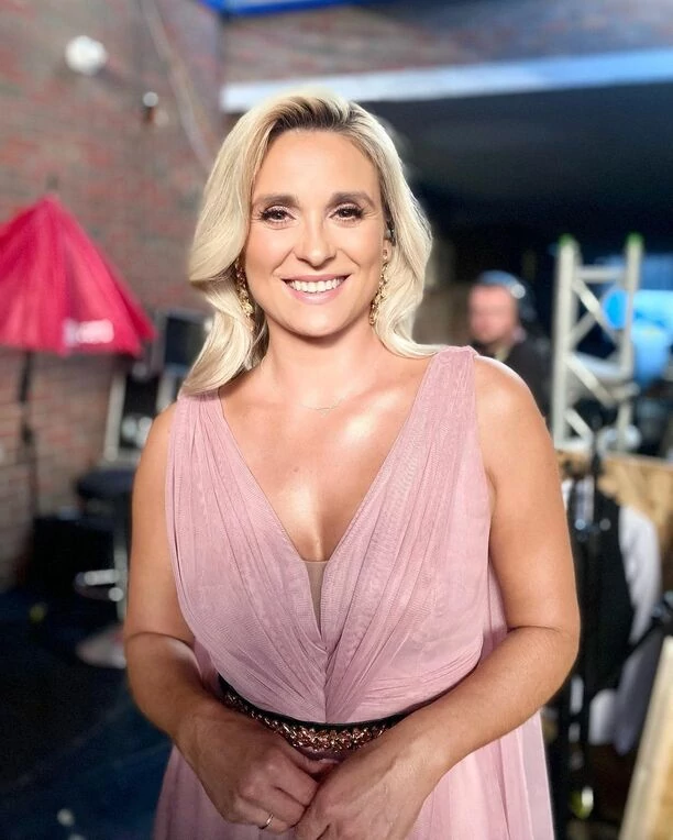 Żona Sławomira przyćmiła inne gwiazdy na Festiwalu w Opolu! Artystka błyszczała w szykownej sukni na czerwonym dywanie!
