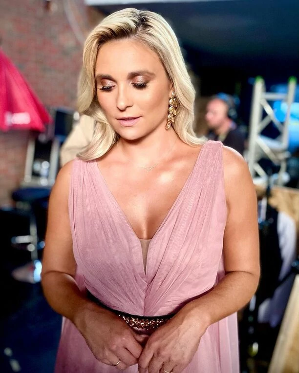 Żona Sławomira przyćmiła inne gwiazdy na Festiwalu w Opolu! Artystka błyszczała w szykownej sukni na czerwonym dywanie!
