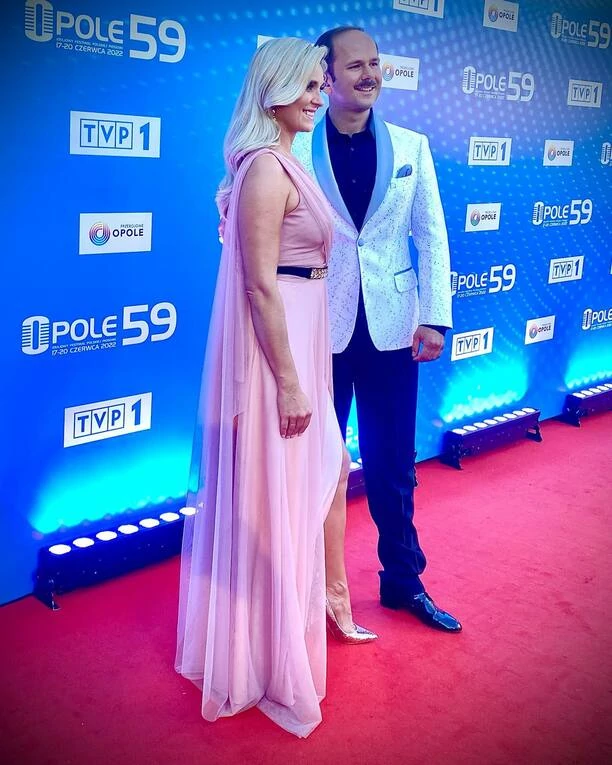 Żona Sławomira przyćmiła inne gwiazdy na Festiwalu w Opolu! Artystka błyszczała w szykownej sukni na czerwonym dywanie!
