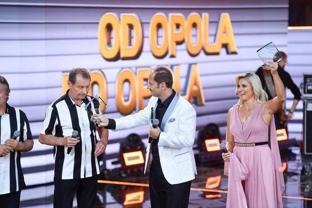 Żona Sławomira przyćmiła inne gwiazdy na Festiwalu w Opolu! Artystka błyszczała w szykownej sukni na czerwonym dywanie!
