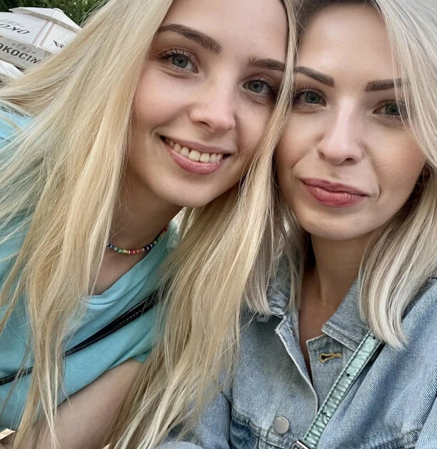 Natalia Siemieniecka z zespołu disco polo Top Girls pokazała siostrę bliźniaczkę! To uczestniczka znanego programu „The Voice of Poland„!