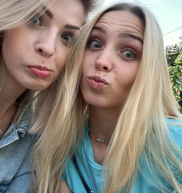 Natalia Siemieniecka z zespołu disco polo Top Girls pokazała siostrę bliźniaczkę! To uczestniczka znanego programu „The Voice of Poland„!