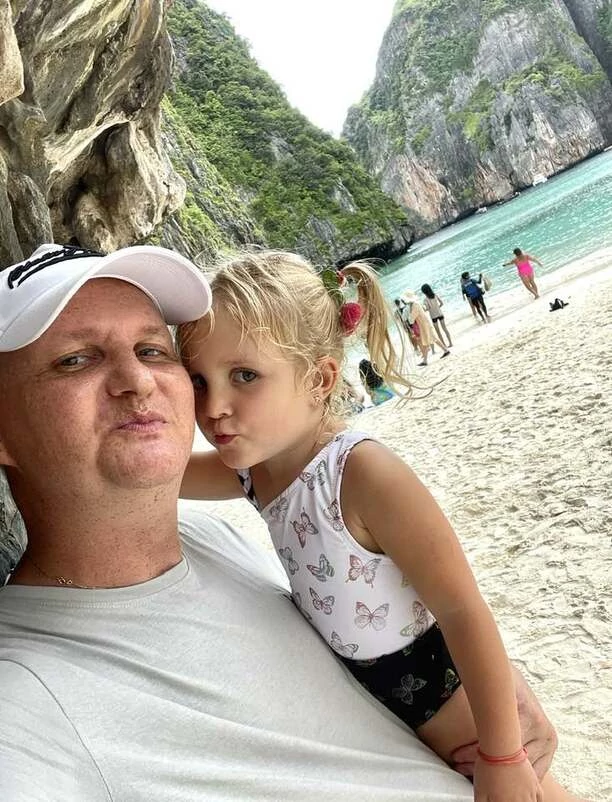 Marek Gwiazdowski z zespołu Mig na wakacjach z córką! Robią dzióbki i tzw „selfie„ Rozczulające zdjęcie gwiazdy disco polo hitem w sieci!