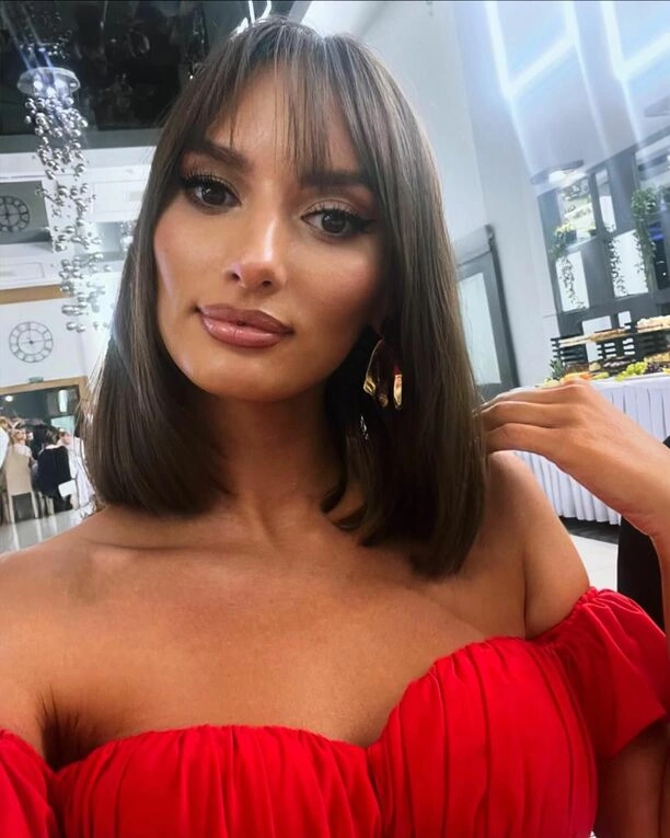 Opadną Wam szczęki?! Gwiazda disco polo zachwyciła w czerwonej sukni! Sprawdź najnowsze zdjęcie gwiazdy zespołu Szpilki
