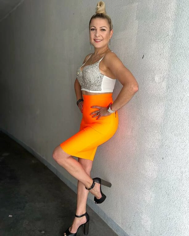 Co za dekolt! Magda Narożna w opiętej spódniczce i odważnym Topie! To jedna z najmodniejszych stylizacji tego lata?!