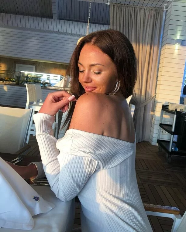 Śliczna wokalistka to prawdziwa kusicielka! Jej ciało to prawdziwy obłęd!