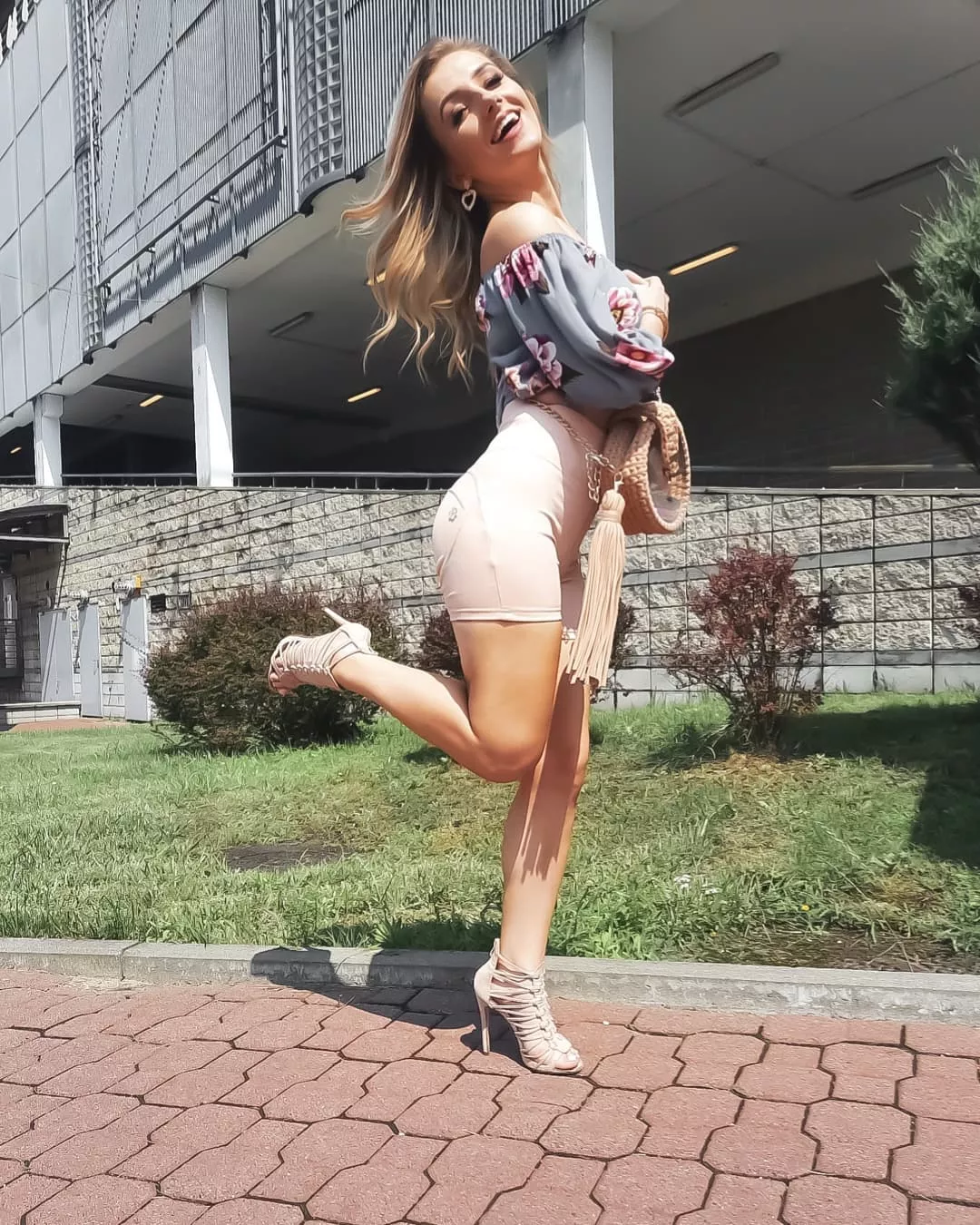 Cudowna wokalistka disco polo zachwyca zgrabnymi nogami! Wygląda przepięknie! Co za widok!