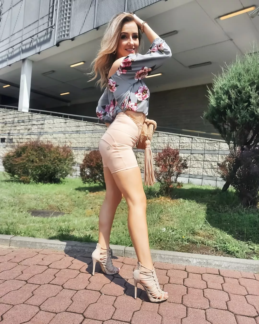 Cudowna wokalistka disco polo zachwyca zgrabnymi nogami! Wygląda przepięknie! Co za widok!