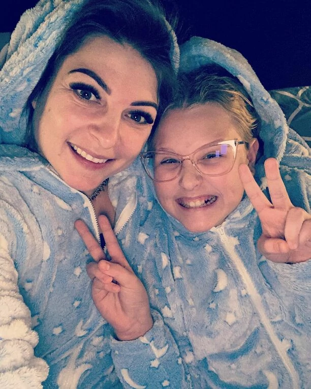 Wyglądają jak dwie krople wody! Magda Narożna Piękni i Młodzi w objęciach z ukochaną córką! 