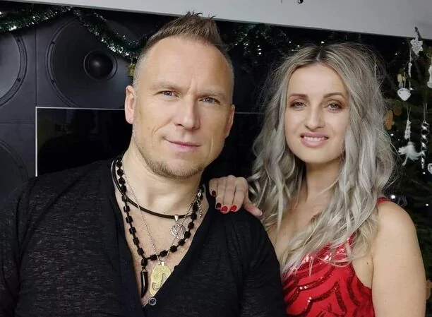 Popularny gwiazdor disco polo kupił swojej żonie bez okazji drogi samochód! Jej reakcja była bezcenna! 