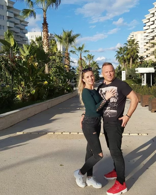 Popularny gwiazdor disco polo kupił swojej żonie bez okazji drogi samochód! Jej reakcja była bezcenna! 