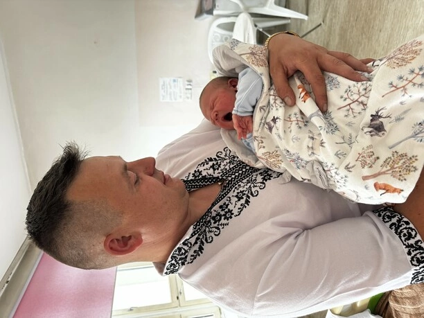 Został ojcem i niedługo później dziadkiem! Jak to możliwe?! Gwiazdor disco polo dzieli się swoim szczęściem „ można się pogubić„