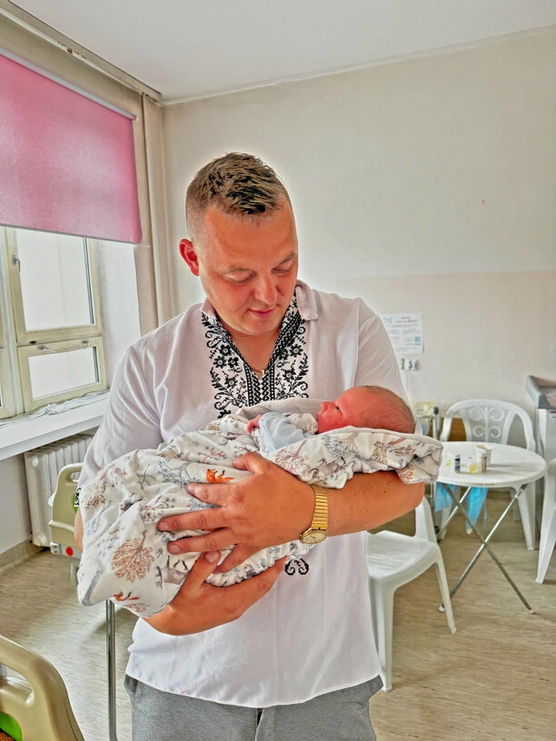 Został ojcem i niedługo później dziadkiem! Jak to możliwe?! Gwiazdor disco polo dzieli się swoim szczęściem „ można się pogubić„