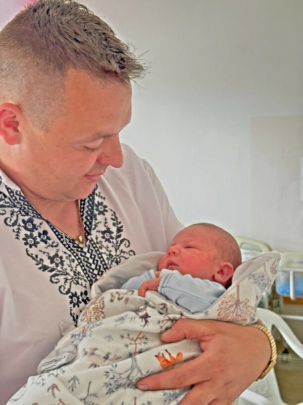 Został ojcem i niedługo później dziadkiem! Jak to możliwe?! Gwiazdor disco polo dzieli się swoim szczęściem „ można się pogubić„