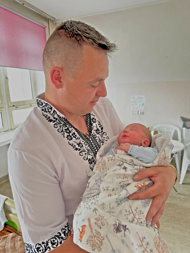 Został ojcem i niedługo później dziadkiem! Jak to możliwe?! Gwiazdor disco polo dzieli się swoim szczęściem „ można się pogubić„