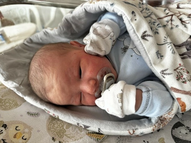 Został ojcem i niedługo później dziadkiem! Jak to możliwe?! Gwiazdor disco polo dzieli się swoim szczęściem „ można się pogubić„