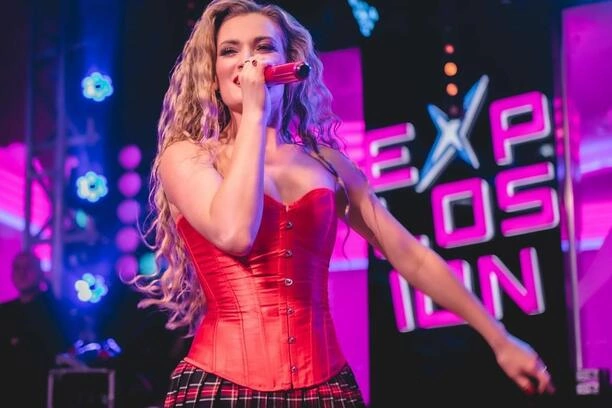 Wokalistka disco polo to prawdziwa seksi bomba! Dekolt, odkryte ramiona i gorset!