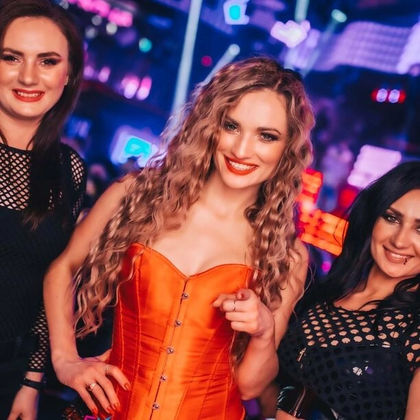 Wokalistka disco polo to prawdziwa seksi bomba! Dekolt, odkryte ramiona i gorset!