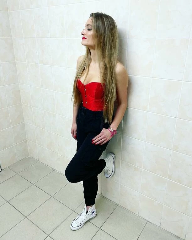 Wokalistka disco polo to prawdziwa seksi bomba! Dekolt, odkryte ramiona i gorset!