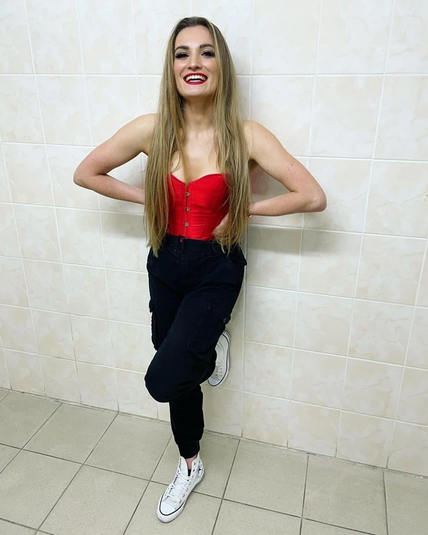 Wokalistka disco polo to prawdziwa seksi bomba! Dekolt, odkryte ramiona i gorset!