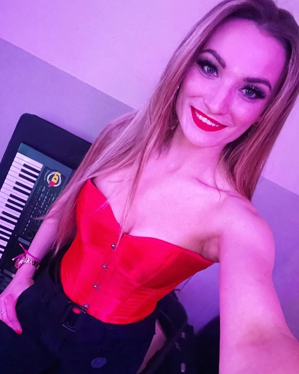 Wokalistka disco polo to prawdziwa seksi bomba! Dekolt, odkryte ramiona i gorset!