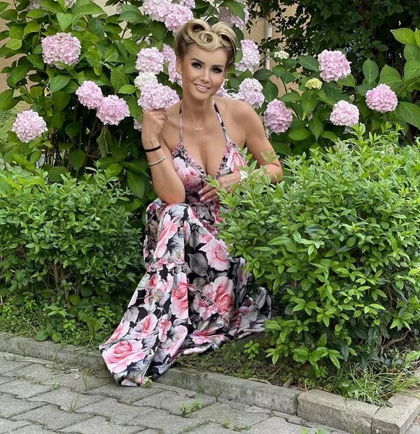 Urocza gwiazda disco polo kusi ponętnym biustem! Gorące zdjęcia artystki podbiły internet! 