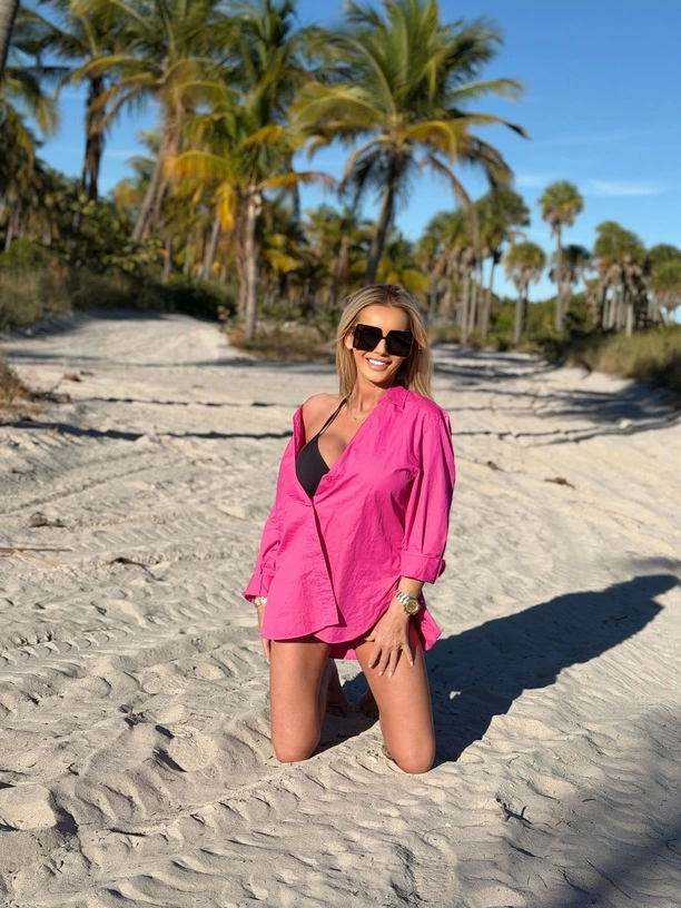 Monika Chwajoł w bikini i różowej koszuli przyciąga wszystkie spojrzenia