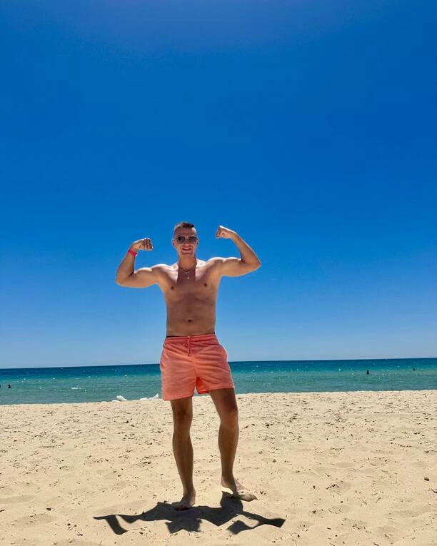 Oskaro szokuje fanów! Nowe zdjęcia z Tunezji i hit „Baila„ podbijają Internet!

