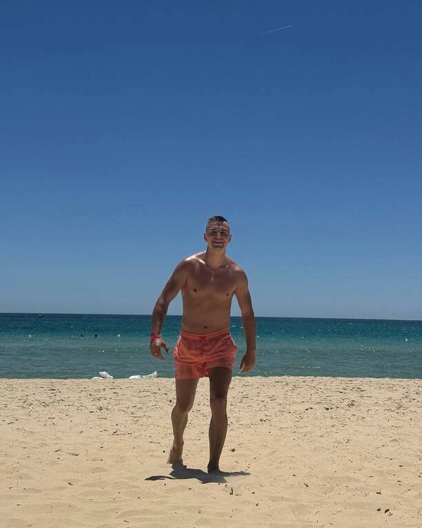 Oskaro szokuje fanów! Nowe zdjęcia z Tunezji i hit „Baila„ podbijają Internet!

