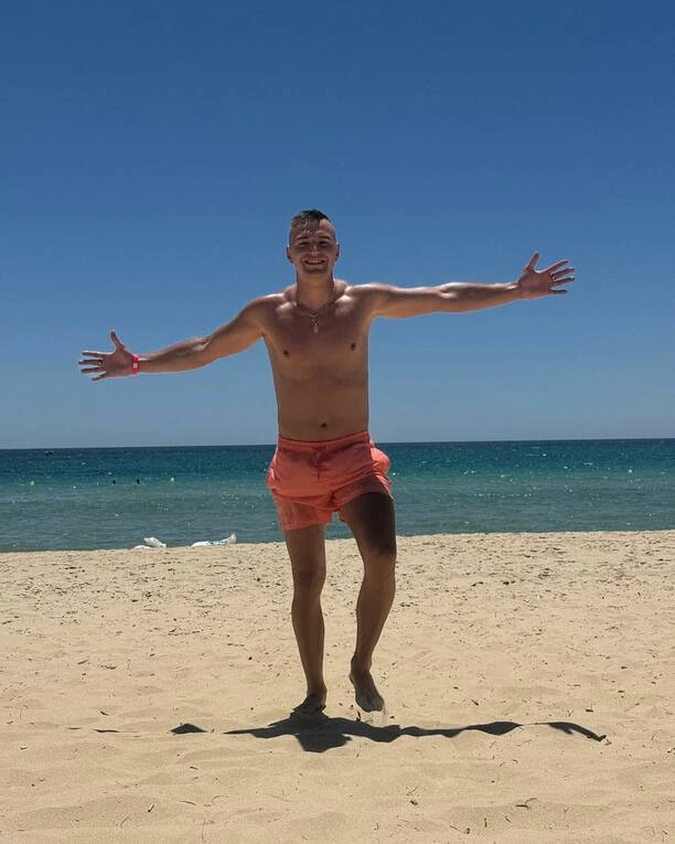 Oskaro szokuje fanów! Nowe zdjęcia z Tunezji i hit „Baila„ podbijają Internet!

